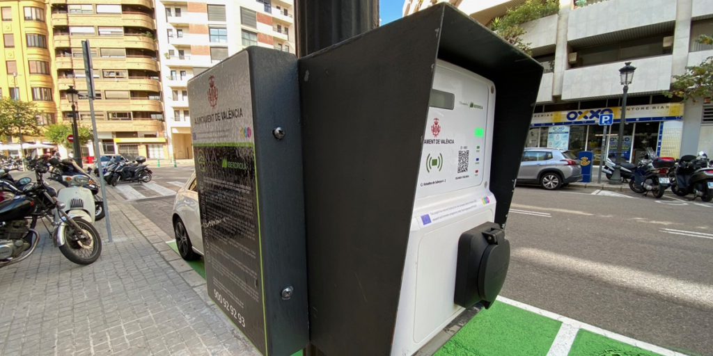 La ciudad de Valencia pone en marcha 22 puntos de recarga para VE en farolas y pérgolas fotovoltaicas