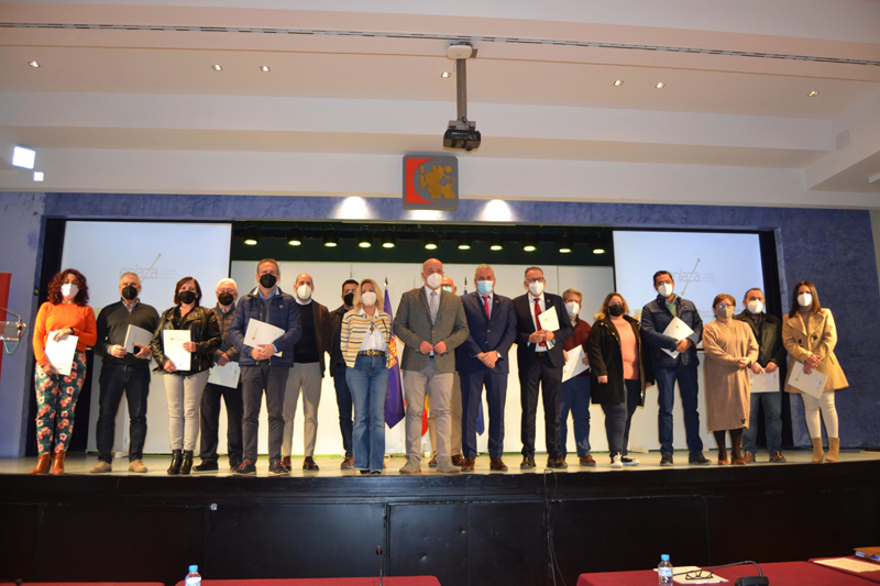 Responsables de la Diputación de Córdoba y de los 19 ayuntamientos en la firma del convenio