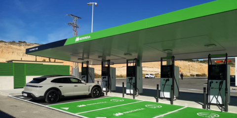 Elche inaugura una electrolinera de recarga rápida con cargadores de hasta 400 kW