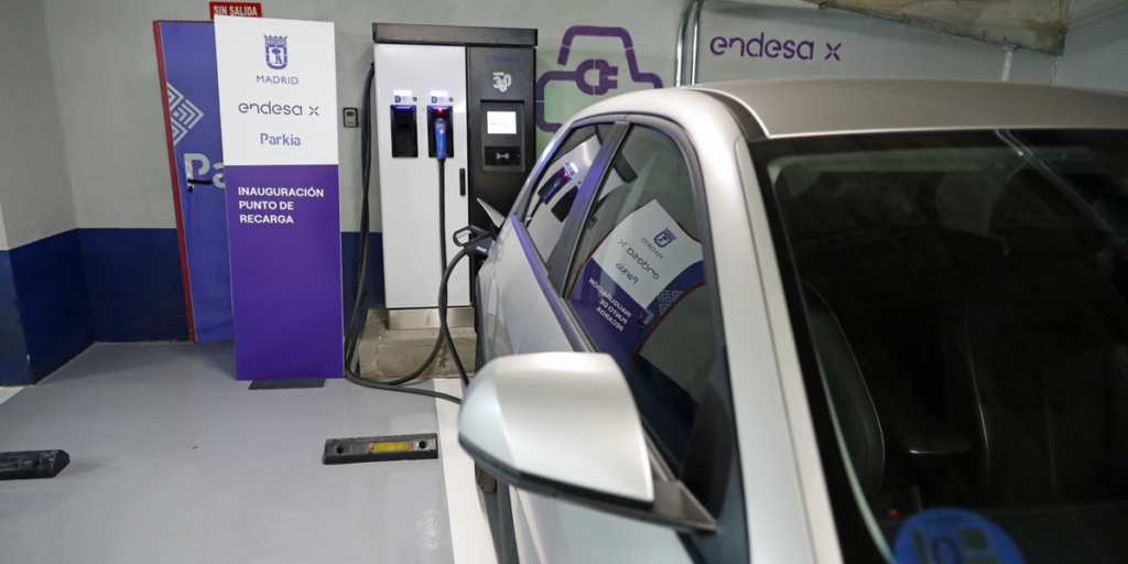 Madrid inaugura una estación de recarga pública para vehículos eléctricos en un aparcamiento municipal