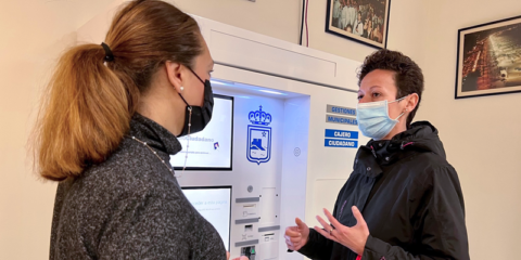 Nuevo cajero ciudadano que permite abonar los tributos y solicitar certificados oficiales en Fuengirola