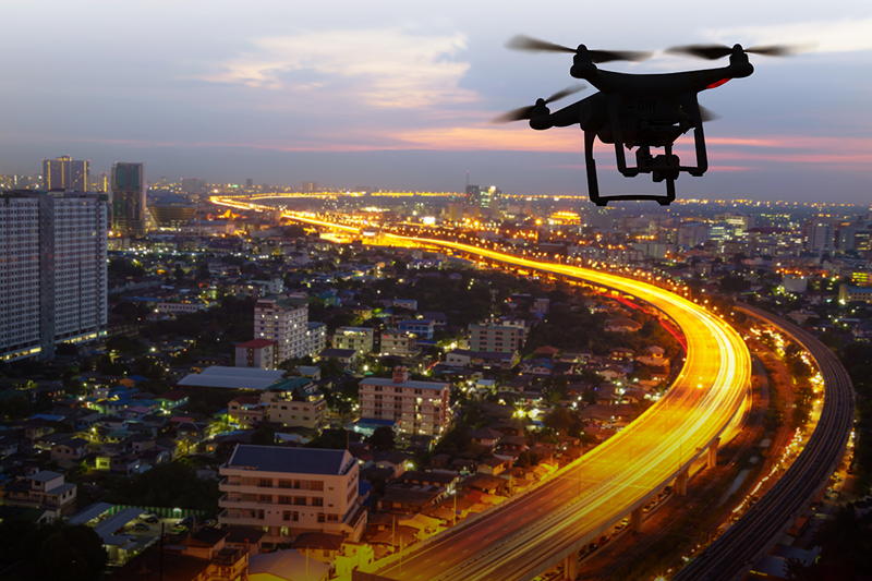 dron en el espacio aéreo urbano