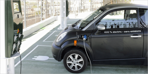 Las estaciones de Adif se abren a la recarga rápida de VE con energía verde captada de sus catenarias