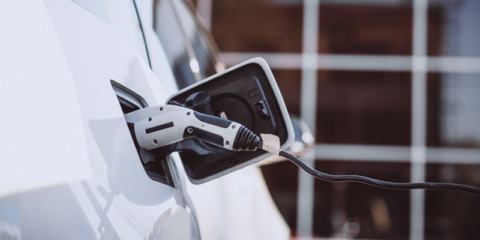 Luz verde a la regulación de la instalación de puntos de recarga de VE en las principales gasolineras