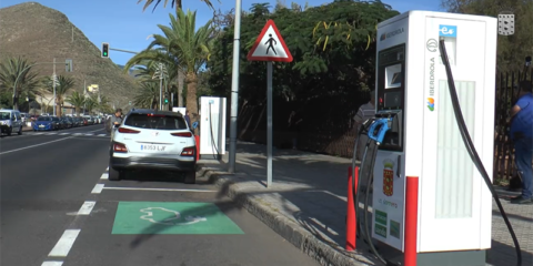 La Gomera pone en funcionamiento su red pública de recarga de vehículos eléctricos