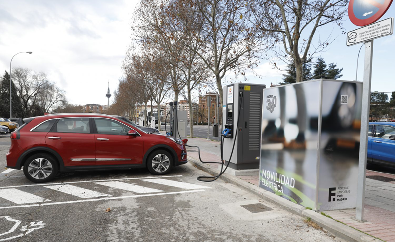 El Ayuntamiento de Madrid inaugura una electrolinera con recarga ultrarrápida en la vía pública