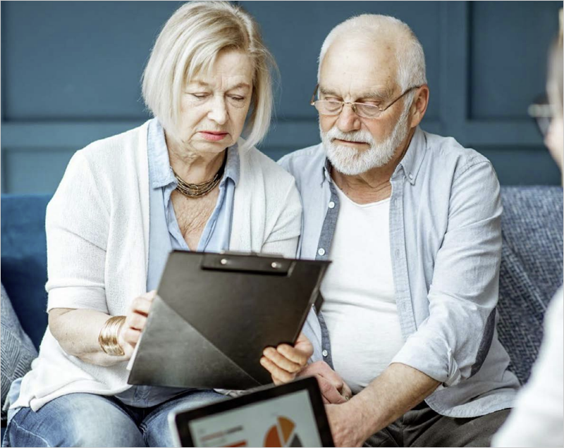 Personas mayores usando tecnología