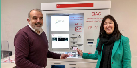 El Ayuntamiento de Alcoy unifica los servicios municipales en una tarjeta ciudadana