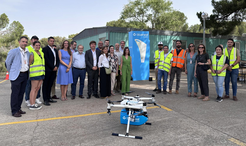 vuelo piloto de un dron para el transporte de material sanitario