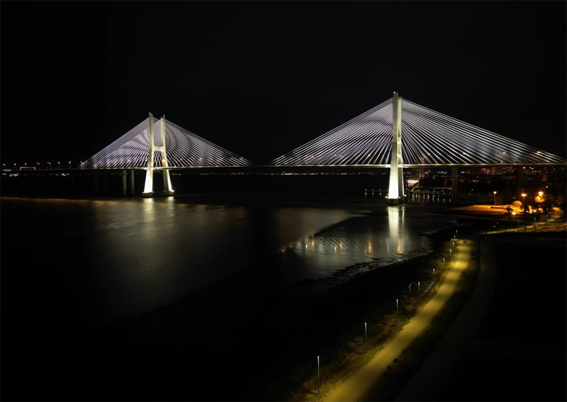 iluminação da ponte Vasco da Gama em Lisboa 