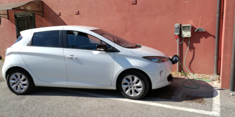 La mayoría de españoles aboga por más puntos públicos de recarga de VE en su ciudad, según un estudio