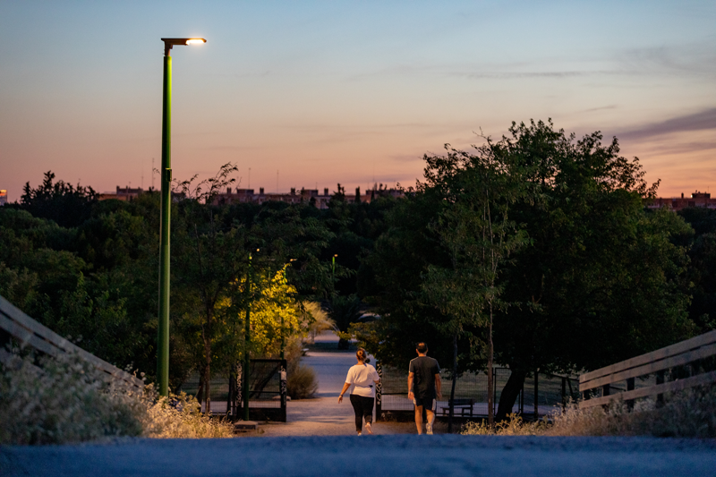 puntos de alumbrado público sostenibles con fuentes de luz LED alimentadas mediante energía solar en el Parque Infanta Elena de Sevilla