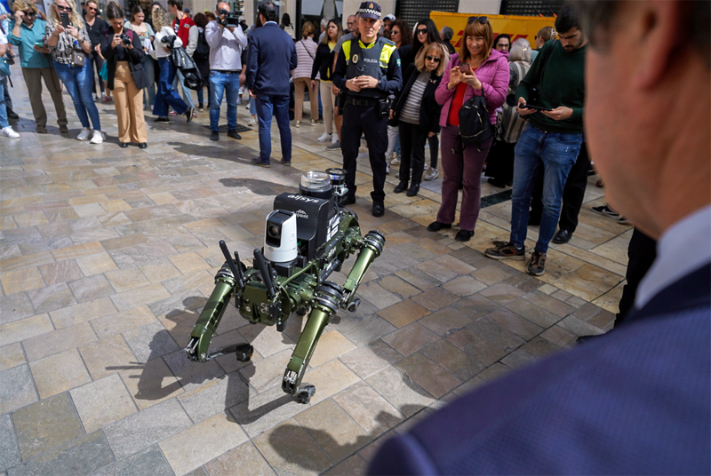Málaga acoge las pruebas de un perro robot diseñado por la UMA para ayudar a los cuerpos de seguridad