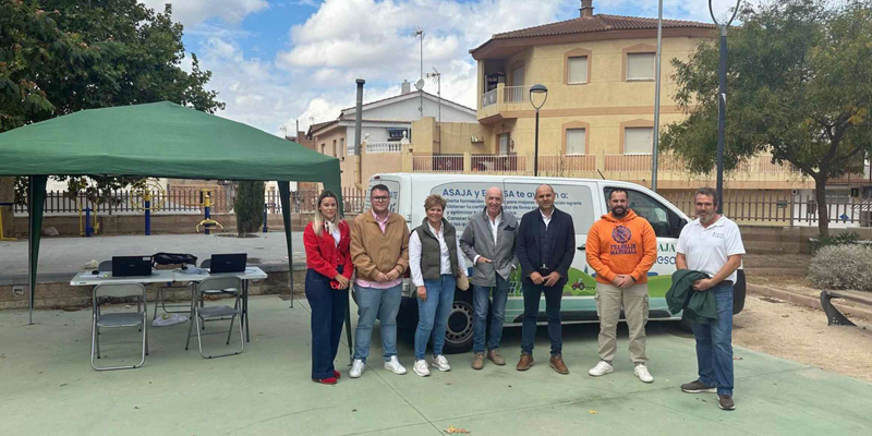 oficina móvil de digitalización rural de Asaja y Endesa en Iznalloz (Granada)