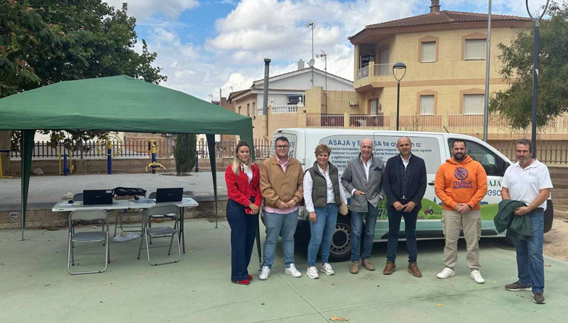 La oficina móvil de digitalización rural de Asaja y Endesa recorre varios pueblos de Granada