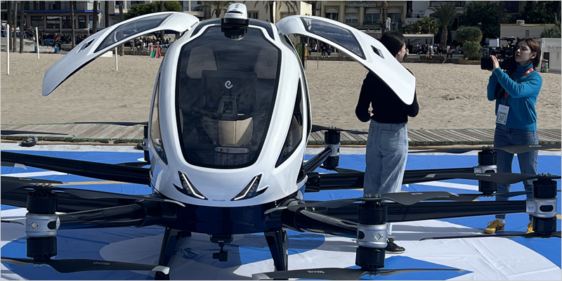 Benidorm acoge una demostración de vuelo simultáneo de un aerotaxi y varios drones