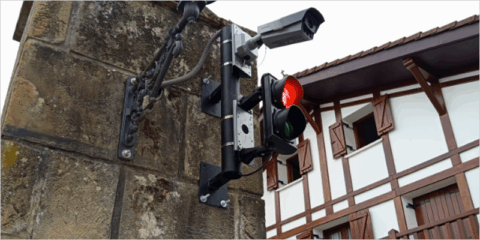 Dinycon mejora el control de accesos en Usurbil con tecnología de reconocimiento de matrículas