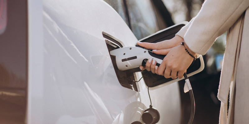 adquirir vehículos eléctricos e instalar puntos de recarga en Navarra