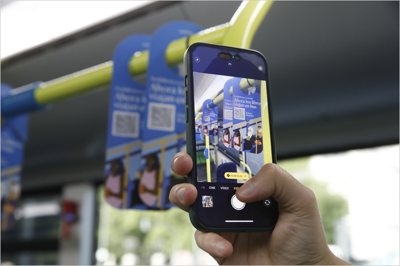 Los usuarios de los autobuses de EMT Madrid pueden acceder a libros digitales a través de un código QR