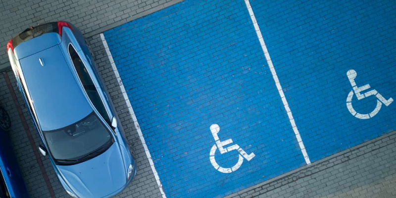 Control y guiado a las plazas de aparcamiento para personas con movilidad reducida con la tecnología de Urbiotica
