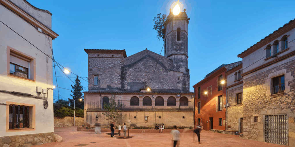 Salvi ilumina la Plaça de Riells del municipio de Bigues i Riells del Fai, reconocida con un Premio FAD