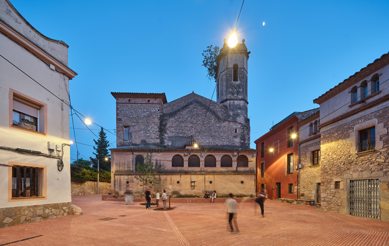Salvi ilumina la Plaça de Riells del municipio de Bigues i Riells del Fai, reconocida con un Premio FAD