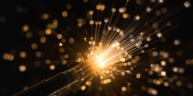 Imagen de un cable de fibra óptica que representa la tecnología usada en la monitorización de infraestructuras de smart city.
