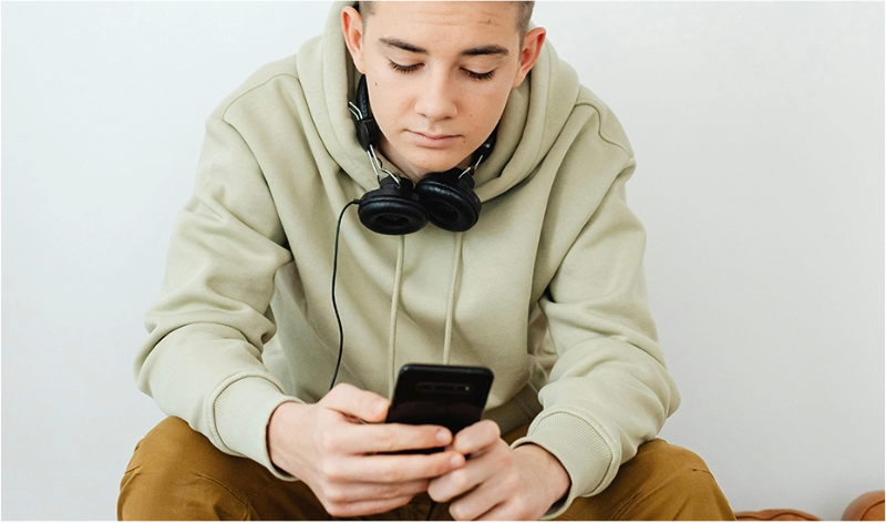 Joven con un teléfono