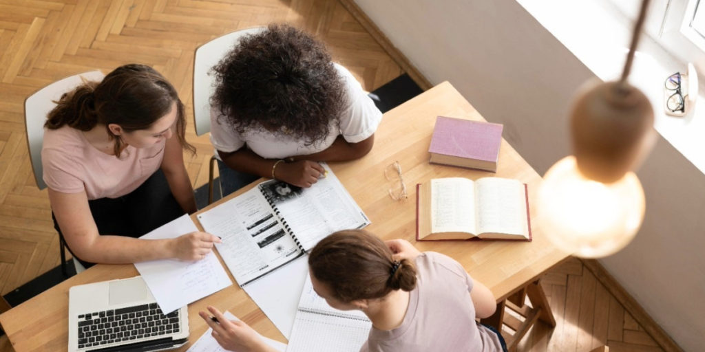 chicas estudiando