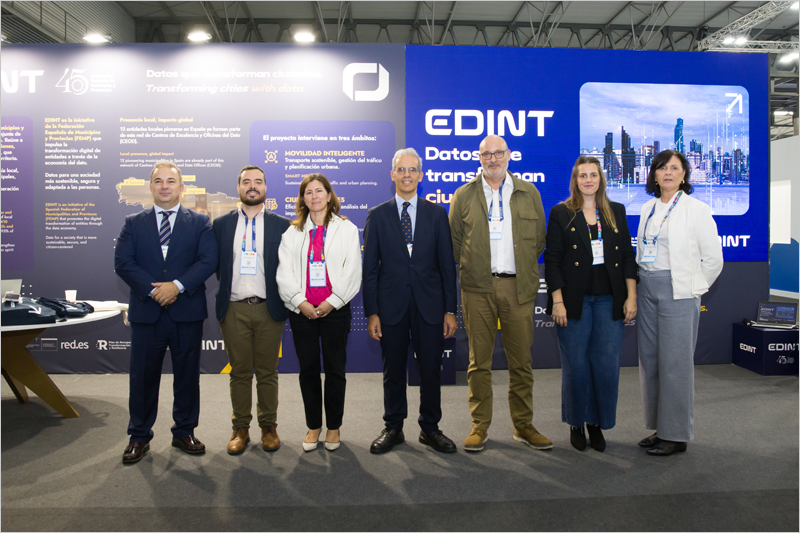 En el centro, Luis Martínez-Sicluna, secretario general de la FEMP, acompañado por el director general de Organización y Recursos de la Federación, Jaime Carnicero; el subdirector de Territorios Inteligentes, Pablo Bárcenas, y el equipo técnico de EDINT.