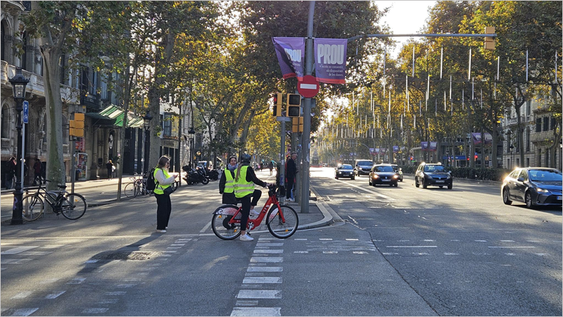 Se llevó a cabo una demostración urbana en directo en la Gran Vía con dos escenarios de gestión del tráfico, centrados en el usuario y habilitados por CCAM para vehículos de alta prioridad y usuarios vulnerables de la carretera (VRU).