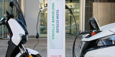 Barcelona despliega las primeras estaciones mixtas de recarga simultánea para coches y motos