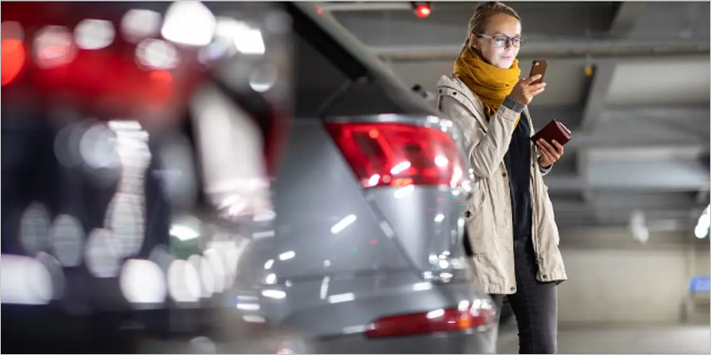 usuaria en parking interior
