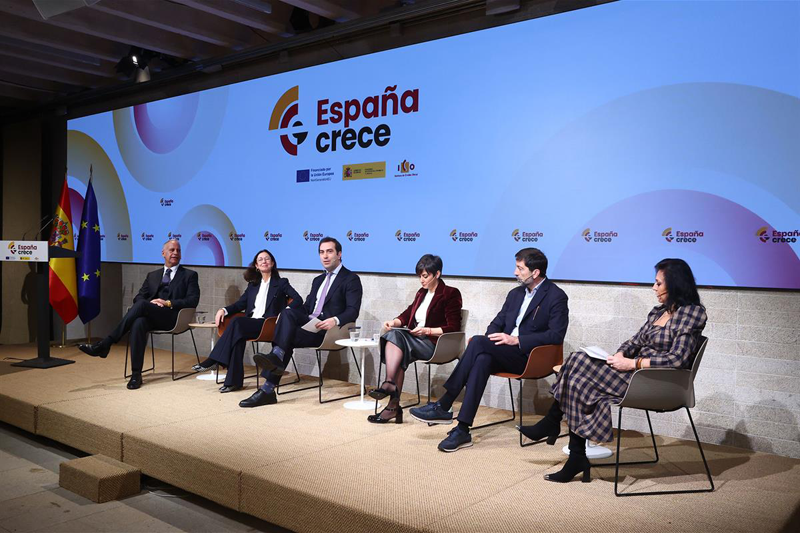 El ministro de Economía, Comercio y Empresa, Carlos Cuerpo, junto a la ministra de Vivienda y Agenda Urbana, Isabel Rodríguez, durante el coloquio con líderes empresariales. Pool Moncloa/Fernando Calvo.