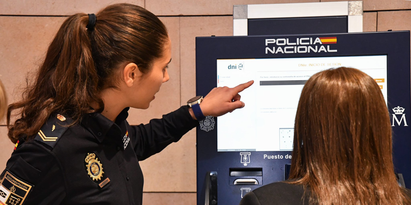 El registro se puede llevar a cabo en los Puntos de Actualización de Documentación instalados en las Comisarías de la Policía Nacional.