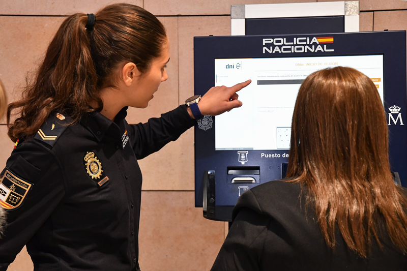 El registro se puede llevar a cabo en los Puntos de Actualización de Documentación instalados en las Comisarías de la Policía Nacional.
