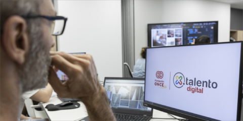 Más de 6.500 personas con discapacidad se formaron en 2025 con el programa ‘Por Talento Digital’