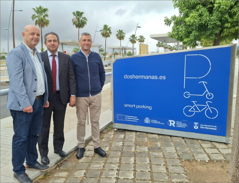 El Ayuntamiento de Dos Hermanas realiza una apuesta decida por una movilidad sostenible instalando en el municipio una red gratuita de 300 plazas de aparcamiento seguro para bicicletas y patinetes.