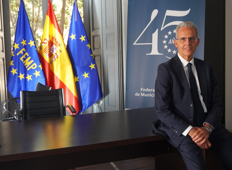 secretario general de la FEMP, Luis Martínez-Sicluna