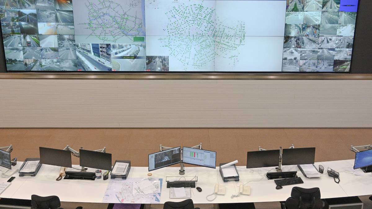 Pantallas de control de tráfico en la ciudad