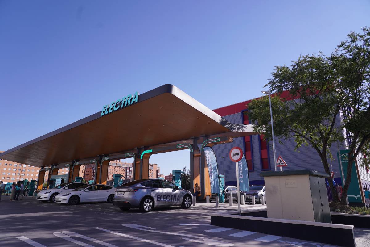 Madrid amplía su red de recarga eléctrica con una nueva electrolinera ultrarrápida en Carabanchel