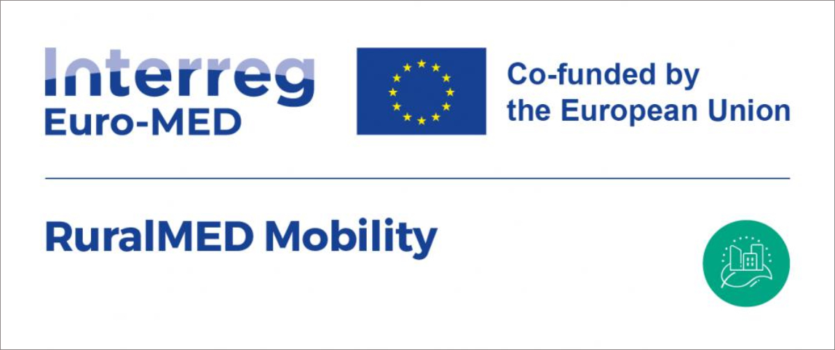 Punto de recarga y vehículo eléctrico del proyecto RuralMED Mobility en la Sierra de Gata, dentro del piloto extremeño