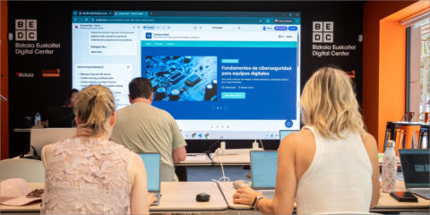 Bizkaia impulsa la capacitación tecnológica con talleres sobre IA, programación y fabricación digital
