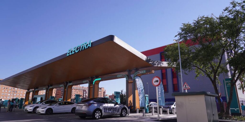 Madrid amplía su red de recarga eléctrica con una nueva electrolinera ultrarrápida en Carabanchel