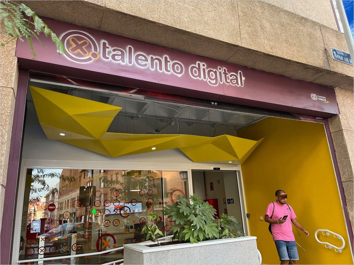 Fundación ONCE concede 541 becas tecnológicas a personas con discapacidad desde 2020