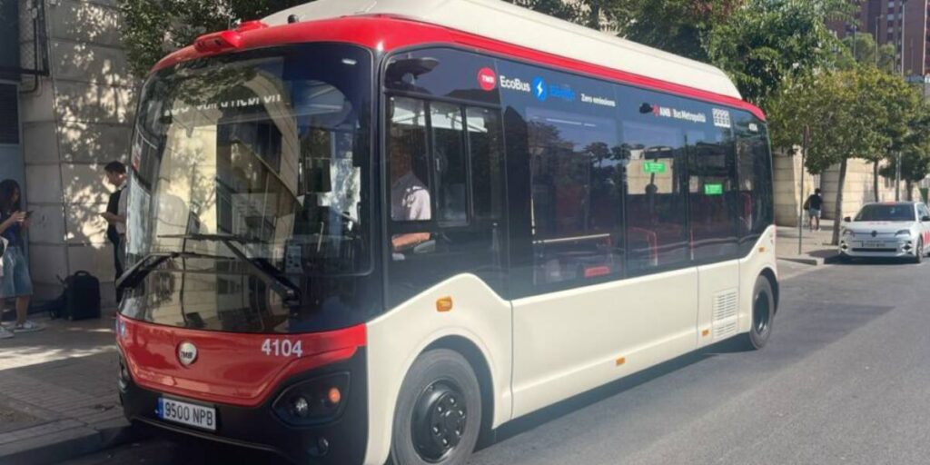 TMB pone en servicio el primer autobús eléctrico de barrio