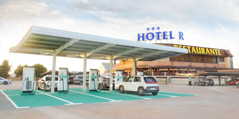 La autovía A-3 estrena en Honrubia un hub de recarga eléctrica ultrarrápida con 22 plazas