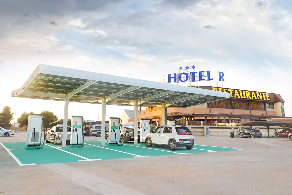 Estación Moya Hub Honrubia con puntos de recarga ultrarrápida para vehículos eléctricos junto a la autovía A-3.