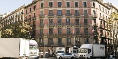 Barcelona prueba un sistema de reserva de plazas de carga y descarga para el sector hostelero