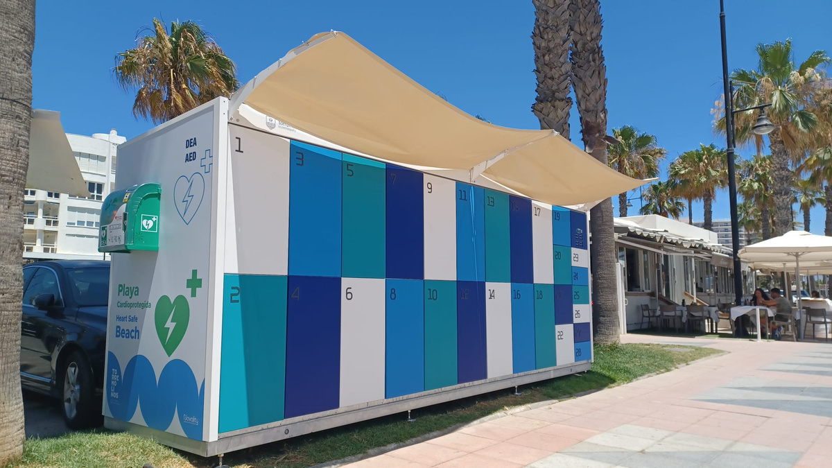 Módulo de taquillas inteligentes Beach Locker de Novality para guardar objetos y recargar dispositivos en playas de Torremolinos